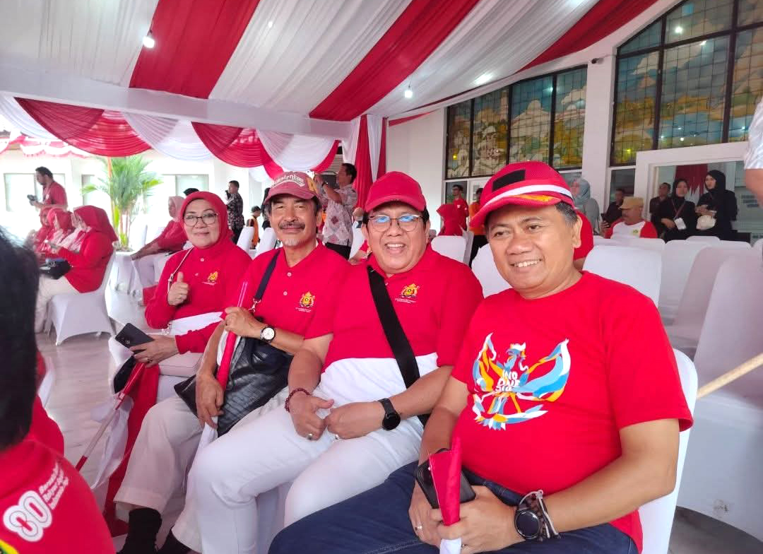 Foto bersama dengan Para kepala Dinas pada acara Kirab Bendera Merah Putih dengan Bupati, Wakil Bupati, Forkopimda dan peserta Kirab Bendera Merah Putih Kabupaten Bogor.